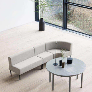 Modulaire Natuur bankopstelling met hoekelement en salontafel in een lichte ruimte met hoge ramen