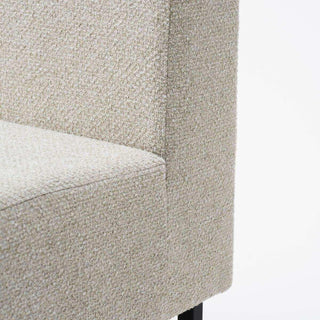 Detail van de zitting, rugleuning en zijkant van het bankelement met geweven bekleding
