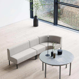 Modulaire bank met Natuur hoekelement rond een salontafel in een lichte ruimte