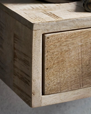 Bedsi naturel wandtafel mangohout 35cm van House Doctor, toegepast in een stijlvolle woonkamer