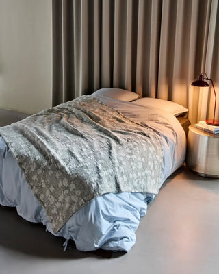 Bedsprei Mori kaki 140x220cm van House Doctor, toegepast in een sfeervolle interieursetting