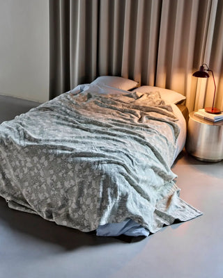 Bedsprei Mori kaki 250x250cm van House Doctor, toegepast in een sfeervolle interieursetting