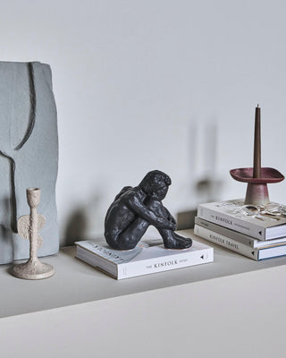 Beeld Forms men zwart 22cm van House Doctor, toegepast in een sfeervolle interieursetting