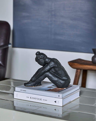 Beeld Forms women zwart 25cm van House Doctor, toegepast in een sfeervolle interieursetting