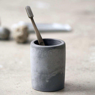 Beker Cement 10cm van House Doctor, toegepast in een sfeervolle interieursetting
