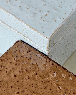 Bewaardozen Treasure Bruin 12x12x8cm van House Doctor, in een gestileerde detailopstelling