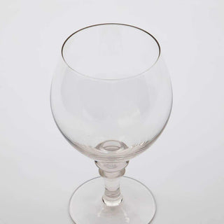 Bovenaanzicht van een helder bierglas met brede ronde kelk en gedecoreerde steel