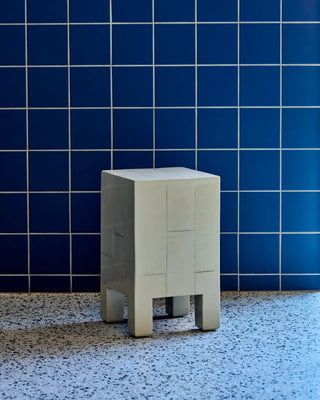Bijzettafel Brick Zand 30x30x50cm van House Doctor, toegepast in een sfeervolle interieursetting
