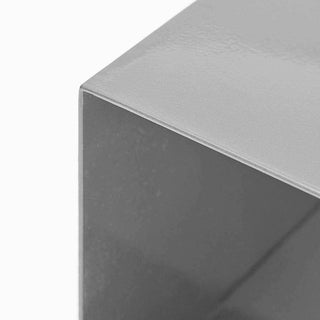 Bijzettafel Fari zwart metaal van House Doctor, van opzij met zicht op vorm en constructie