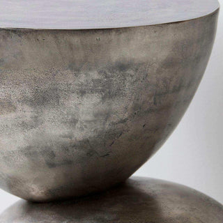 Detail van bijzettafel Heena met gebogen vormen en een gevlekte, geoxideerde afwerking