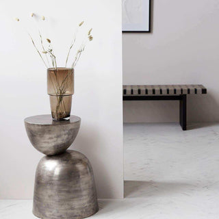 Bijzettafel Heena in een licht interieur met twee glazen vazen en droogbloemen