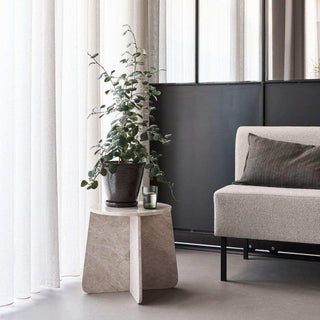Bijzettafel Marb beige 48cm van House Doctor, toegepast in een stijlvolle woonkamer