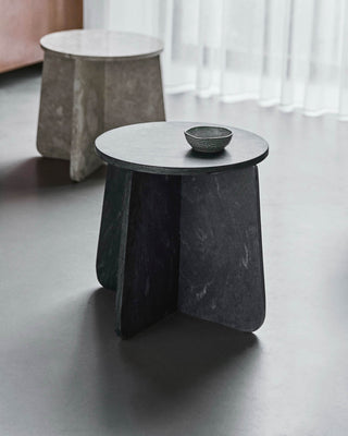 Bijzettafel Marb grijs 48×40×48 cm van House Doctor, toegepast in een sfeervolle interieursetting