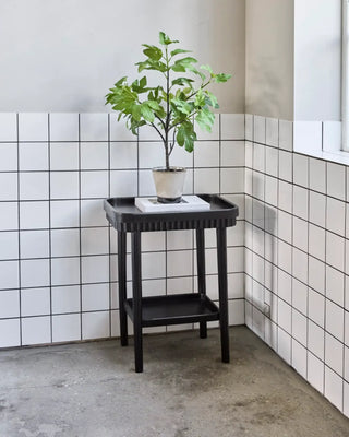 Bijzettafel Mesa zwart mangohout 78cm van House Doctor, toegepast in een sfeervolle interieursetting