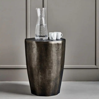 Bijzettafel Meta antiek koper 44x33cm van House Doctor, toegepast in een stijlvolle woonkamer