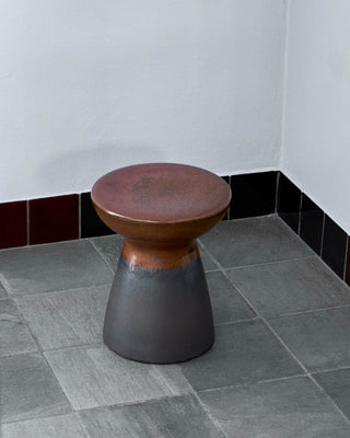 Bijzettafel Pablo koper en donkergrijs Ø36×43 cm van House Doctor, toegepast in een sfeervolle interieursetting
