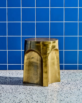 Bijzettafel Riga Antiek gouden afwerking 40cm van House Doctor, toegepast in een sfeervolle interieursetting