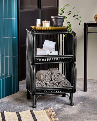 Bijzettafel Shelf zwart 71cm van House Doctor, toegepast in een sfeervolle interieursetting