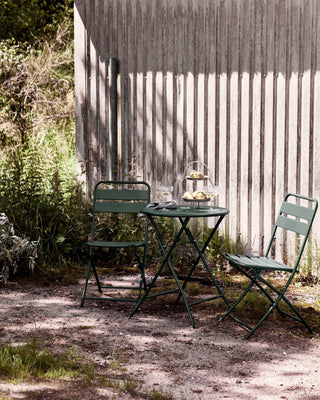 Bistro set Helo groen van House Doctor, toegepast in een sfeervolle buitenomgeving