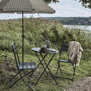 Bistro set Helo zwart van House Doctor, toegepast in een sfeervolle buitenomgeving