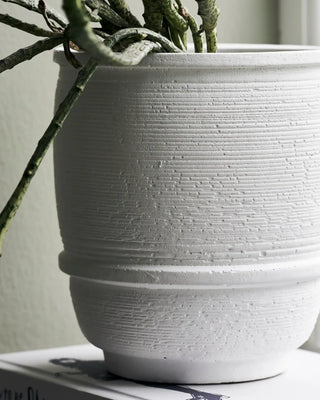Bloempot Ground wit 14cm van House Doctor, in een gestileerde detailopstelling