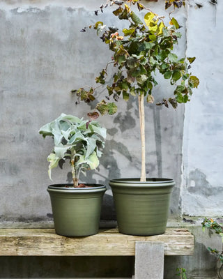 Bloempot Ivy groen metaal - set van 2 van House Doctor, toegepast in een sfeervolle interieursetting
