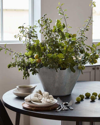 Bloempot Vaso grijs 40cm van House Doctor, toegepast in een sfeervolle buitenomgeving