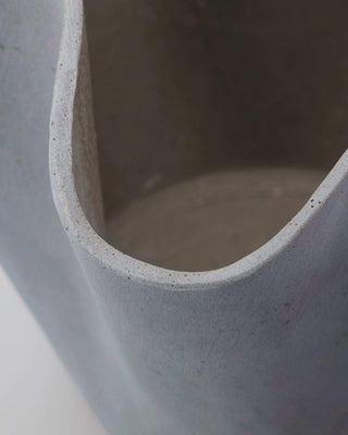 Bloempot Vaso grijs 40cm van House Doctor, toegepast in een sfeervolle interieursetting