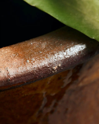 Bloempot Whai mosterdgeel aardewerk 37cm van House Doctor, in een gestileerde detailopstelling