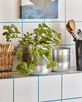Bloempotten Groove zilver 18cm van House Doctor, toegepast in een sfeervolle interieursetting