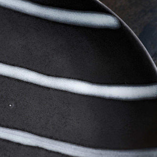 Bord Line zwart 19cm van House Doctor, van dichtbij met materiaal en textuur zichtbaar