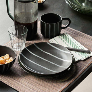 Bord Line zwart 19cm van House Doctor, toegepast in een sfeervolle interieursetting