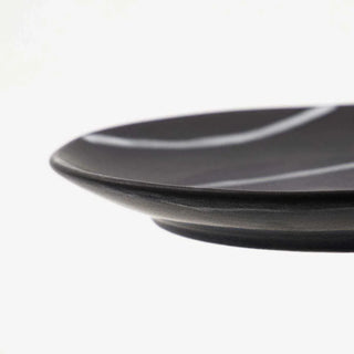 Bord Line zwart 19cm van House Doctor, van opzij met vorm en constructie zichtbaar