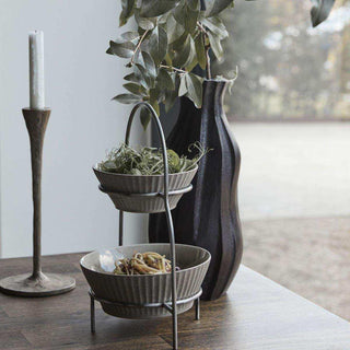 Borden etagere Sana zilver 32cm van House Doctor, toegepast in een sfeervolle interieursetting