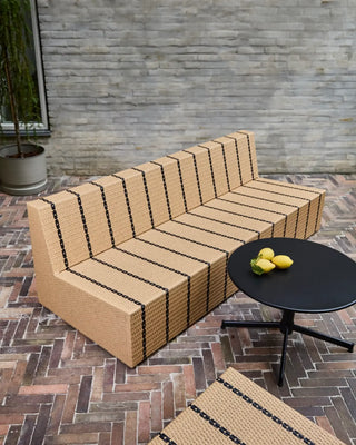 Buiten loungebank Jass naturel 210cm van House Doctor, toegepast in een sfeervolle buitenomgeving