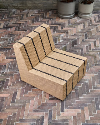 Buiten loungestoel Jass naturel van House Doctor, toegepast in een sfeervolle buitenomgeving