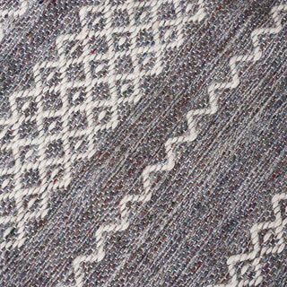 Close-up van buitenkleed Ciero met gemêleerde weefstructuur en ingeweven geometrisch patroon
