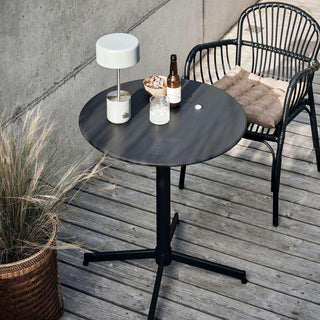 Buitentafel Helo zwart 70cm van House Doctor, toegepast in een sfeervolle interieursetting