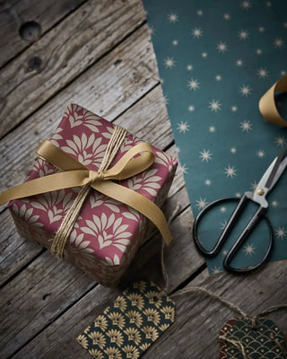 Cadeaupapier Raft multi - 2 rollen van House Doctor, toegepast in een sfeervolle interieursetting