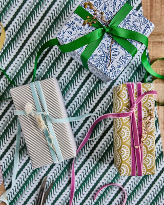 Cadeaupapier Wrap multi - 3 rollen van House Doctor, toegepast in een sfeervolle interieursetting