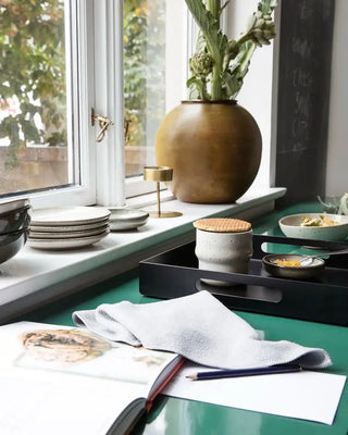 Cakebord Lake grijs 16cm van House Doctor, toegepast in een stijlvolle woonkamer