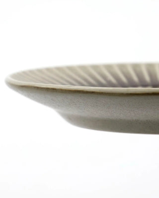 Cakebord Pleat grijsbruin 16cm van House Doctor, schuin bekeken met vorm en afwerking zichtbaar