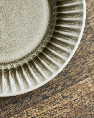 Cakebord Pleat grijsbruin 16cm van House Doctor, in een gestileerde detailopstelling