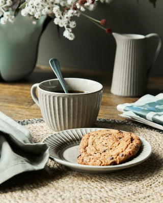 Cakebord Pleat grijsbruin 16cm van House Doctor, toegepast in een sfeervolle interieursetting