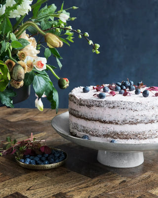 Cakebord Rustic grijsblauw aardewerk 32cm van House Doctor, in een gestileerde detailopstelling