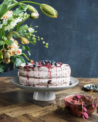 Cakebord Rustic grijsblauw aardewerk 32cm van House Doctor, toegepast in een sfeervolle interieursetting