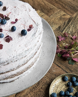 Cakebord Rustic grijsblauw aardewerk 32cm van House Doctor, toegepast in een stijlvolle woonkamer