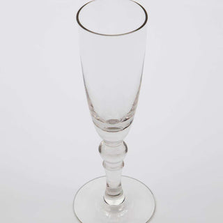 Helder champagneglas van bovenaf, met smalle kelk, gedetailleerde steel en ronde voet