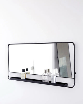Chic Spiegel met plank zwart metaal 80x40cm van House Doctor, schuin bekeken met vorm en afwerking zichtbaar