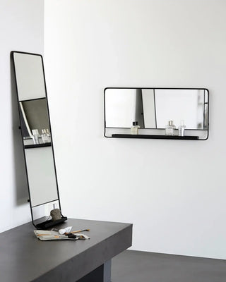 Chic Spiegel met plank zwart metaal 80x40cm van House Doctor, toegepast in een sfeervolle interieursetting